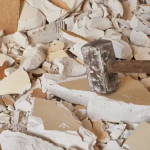 Nedrivningsarbejde med hammer og knust byggemateriale