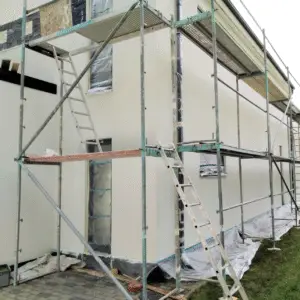 Stillads opstillet langs facade under renoveringsarbejde