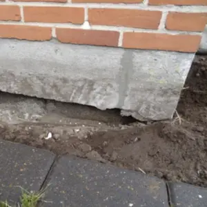Sokkel med afskalning og synlig skade der kræver reparation