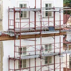 Stillads foran husfacade under økonomivenlig facaderenovering